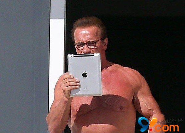 施瓦辛格也爱拿iPad自拍：有那么点囧！