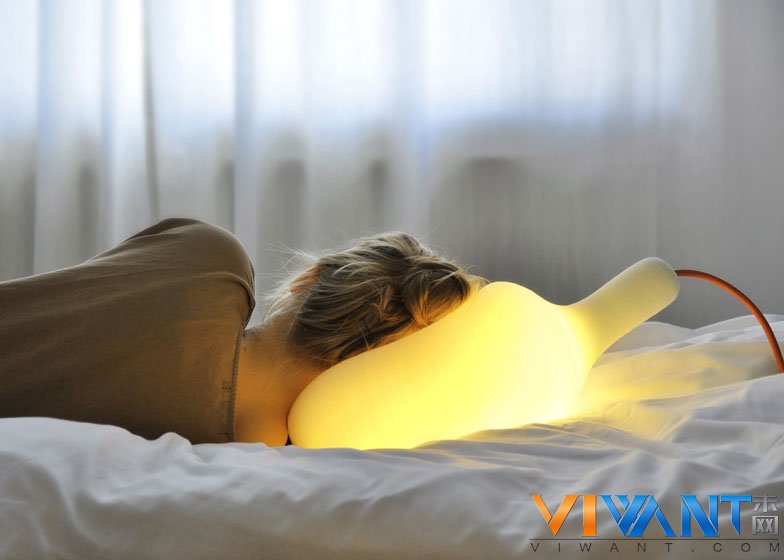 枕在灯上睡觉 德国Soft Light软软枕头灯 