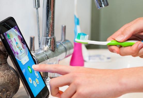 这个牙刷可以让孩子将刷牙变成游戏
