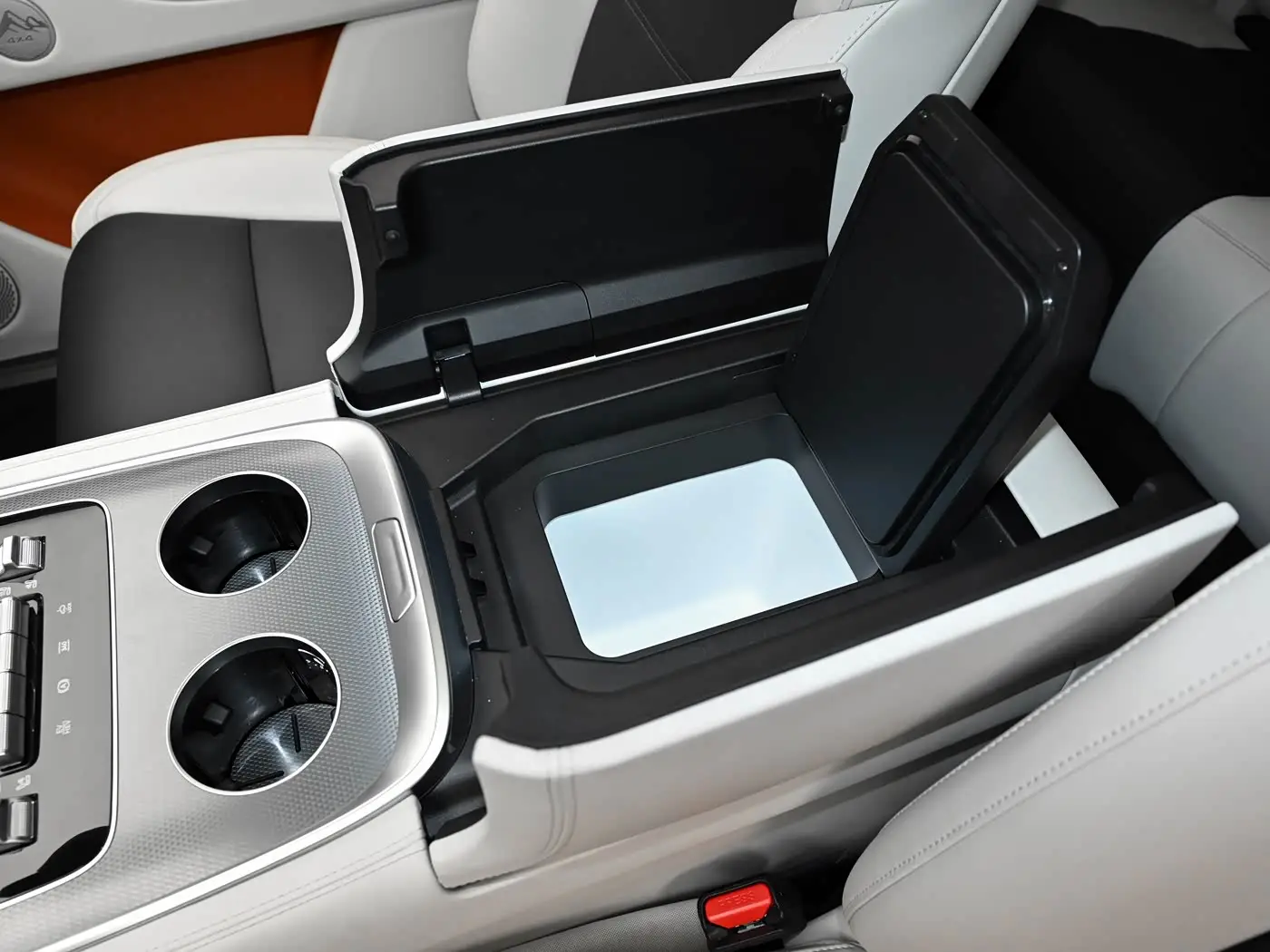 全新坦克700上市：42.8万起，配激光雷达+冰箱+大彩电，硬派越野也能这么豪？ -1