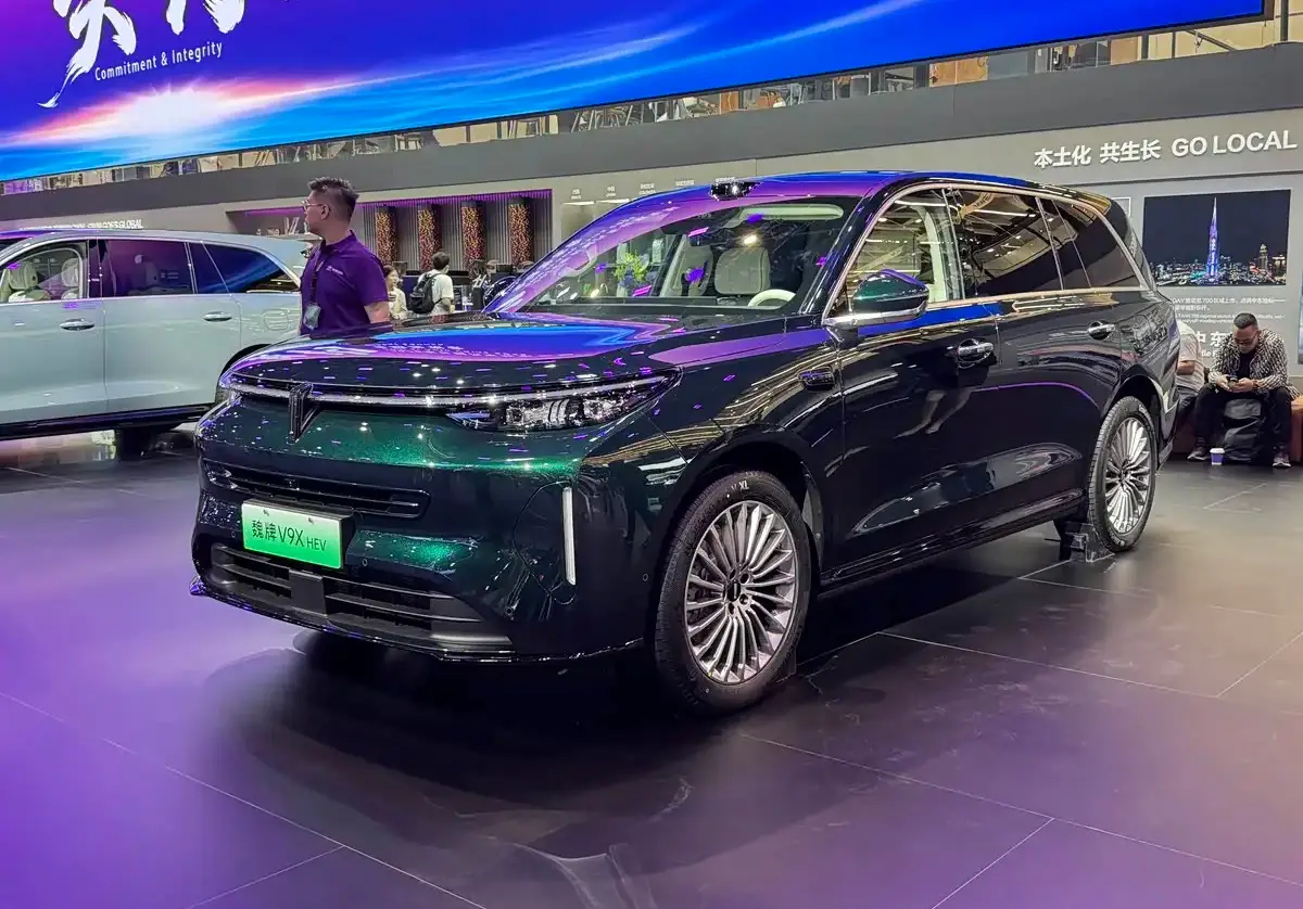 2026北京车展：魏牌V9X首发 1700km续航+6C超充+四排大屏 -1