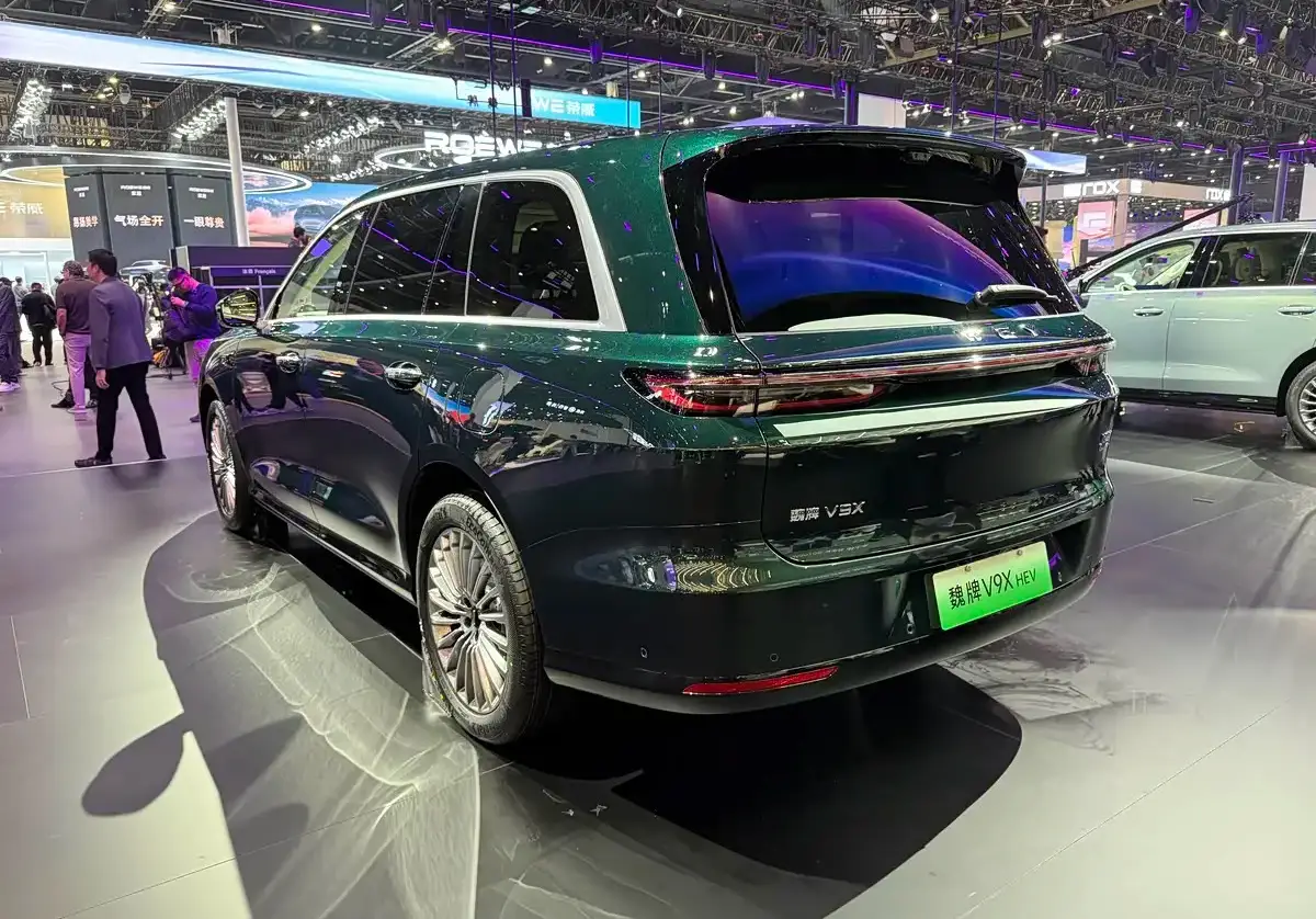 2026北京车展：魏牌V9X首发 1700km续航+6C超充+四排大屏 -1