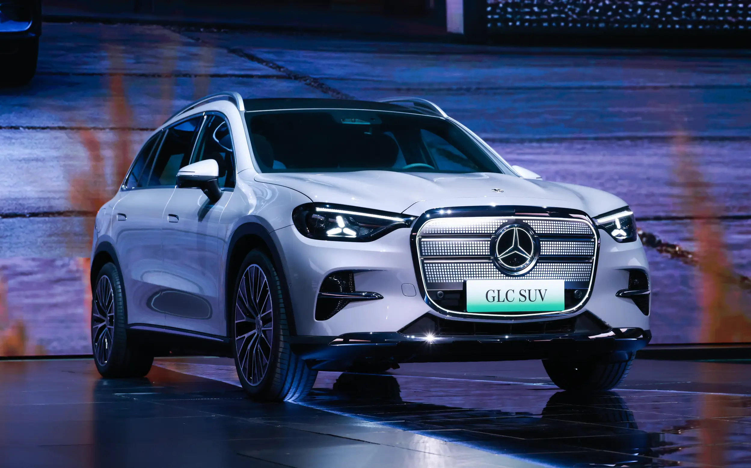 奔驰开大！纯电GLC长轴全球首发，S级中期改款中国亮相 -1