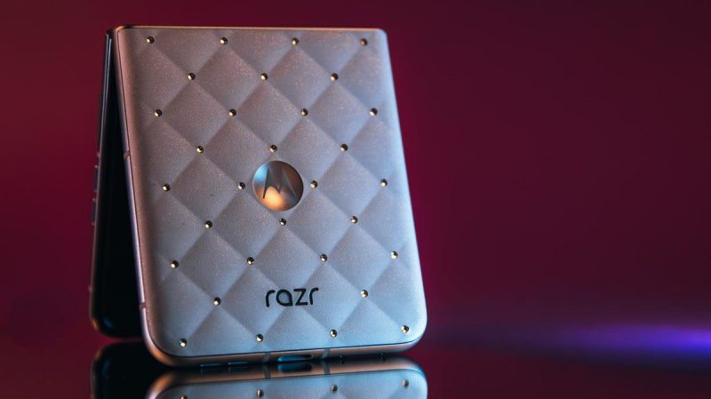 施华洛世奇+世界杯配色，这台摩托罗拉正在疯狂“挖墙脚” -1