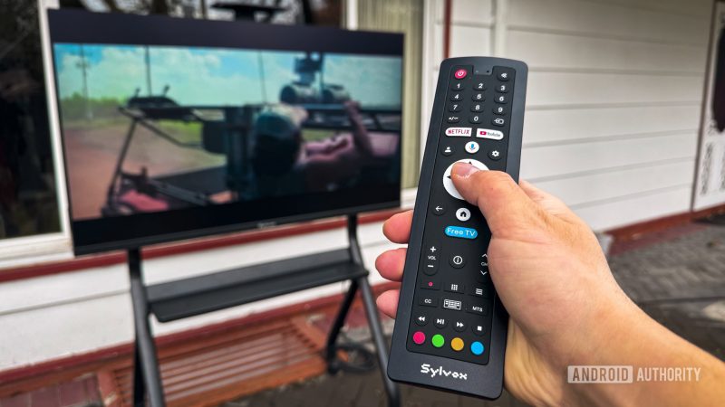 能淋雨、无边框！专为“后院”设计的户外电视 -1