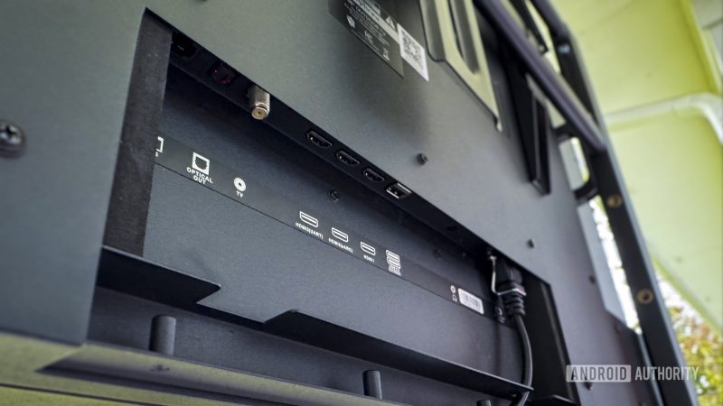 能淋雨、无边框！专为“后院”设计的户外电视 -1