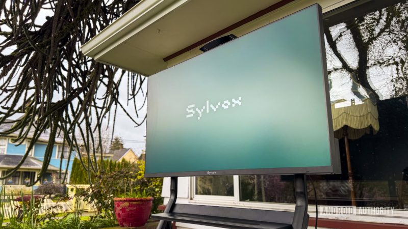 能淋雨、无边框！专为“后院”设计的户外电视 -1