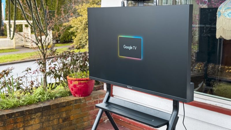 能淋雨、无边框！专为“后院”设计的户外电视 -1